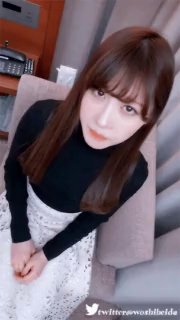 大眼萌妹子雯雅被男友拉出来做直播后入操逼，呻吟声很大第一视角很刺激